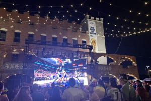 体育盛宴！在纽约街头，有人穿着巴西、C罗球衣看NBA总决赛