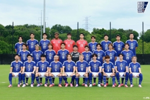 日本队今日训练后拍摄全家福，南野拓实和久保建英同穿8号入镜