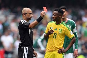 科贝：首轮染红的南非中场特姆巴·兹瓦内被FIFA禁赛3场