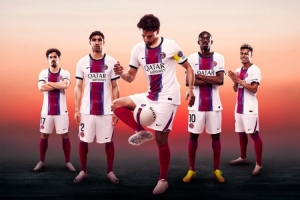 巴黎圣日耳曼发布新赛季客场球衣：白色主色调，红蓝中央条纹