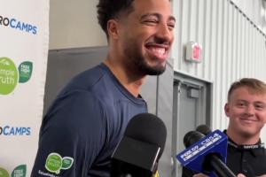 死敌尼克斯夺冠了！哈利伯顿微笑回答：挺好的