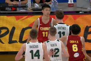 媒体人：中国U17男篮把立陶宛打急眼了 后者很上头 又是夹臂&推人