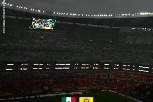 由于雷暴天气，墨西哥vs厄瓜多尔推迟15分钟开球，原定9点开始