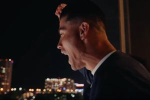 壮观！C罗赛后率葡萄牙众将现身酒店阳台 凌晨时分与数千球迷庆祝