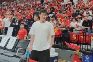 现场支持！郭艾伦来到现场观战中国男篮VS日本男篮