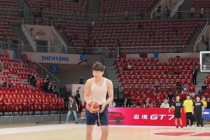 中国男篮对阵日本男篮大战在即！杨瀚森赛前进行热身
