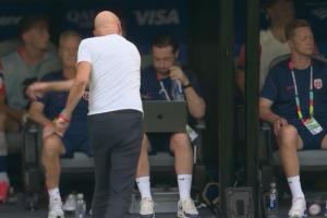 被贝林破门扳平后，挪威主帅索尔巴肯怒砸水瓶，砸到本方助教脚边