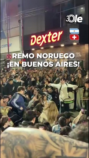 嗨翻！阿根廷首都市中心，球迷们划船庆祝球队晋级